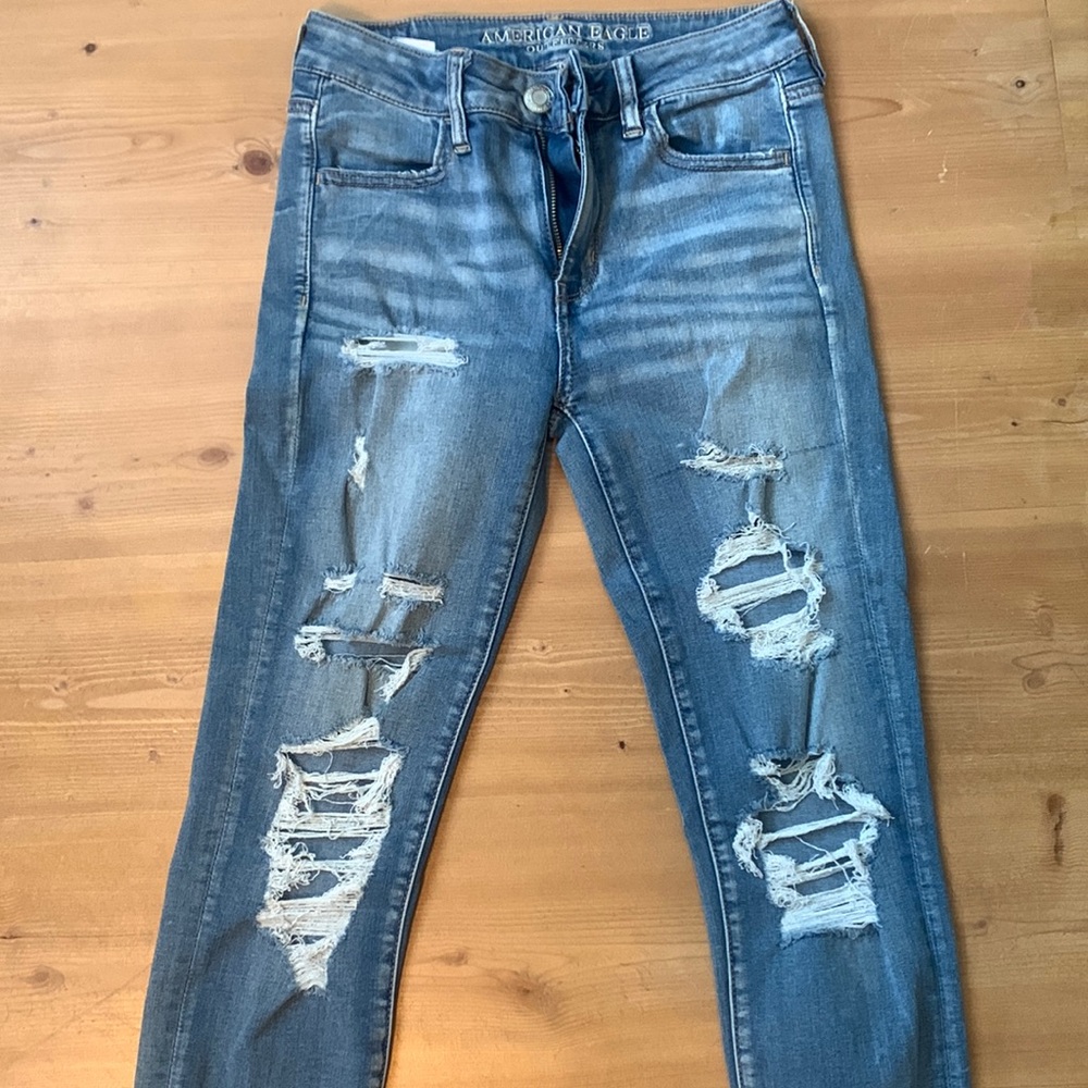 American Eagle- High Rise- Distressed Jeans
